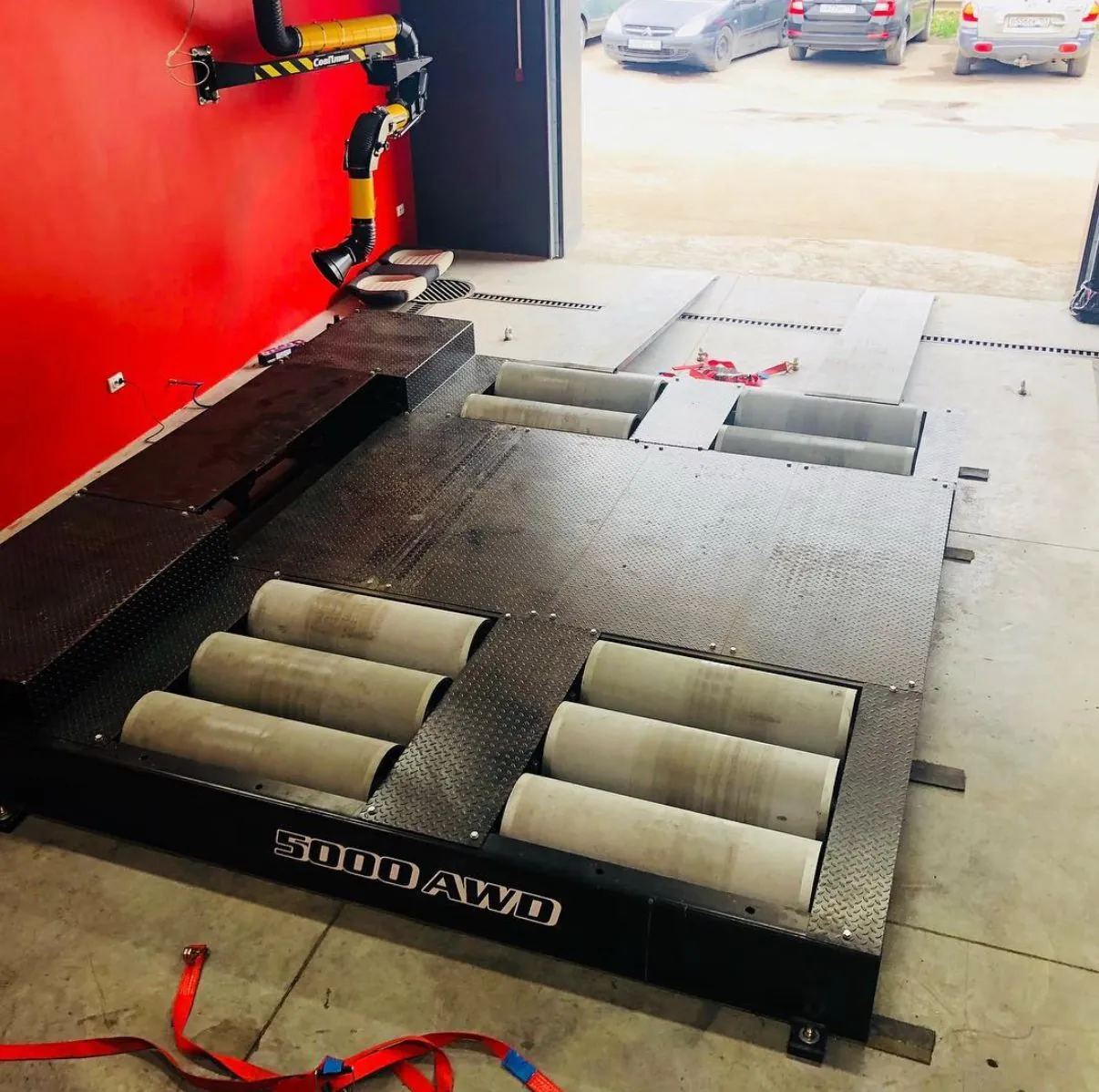 DYNOmax 5000 AWD incassato nel pavimento, con accesso alla zona di prova.