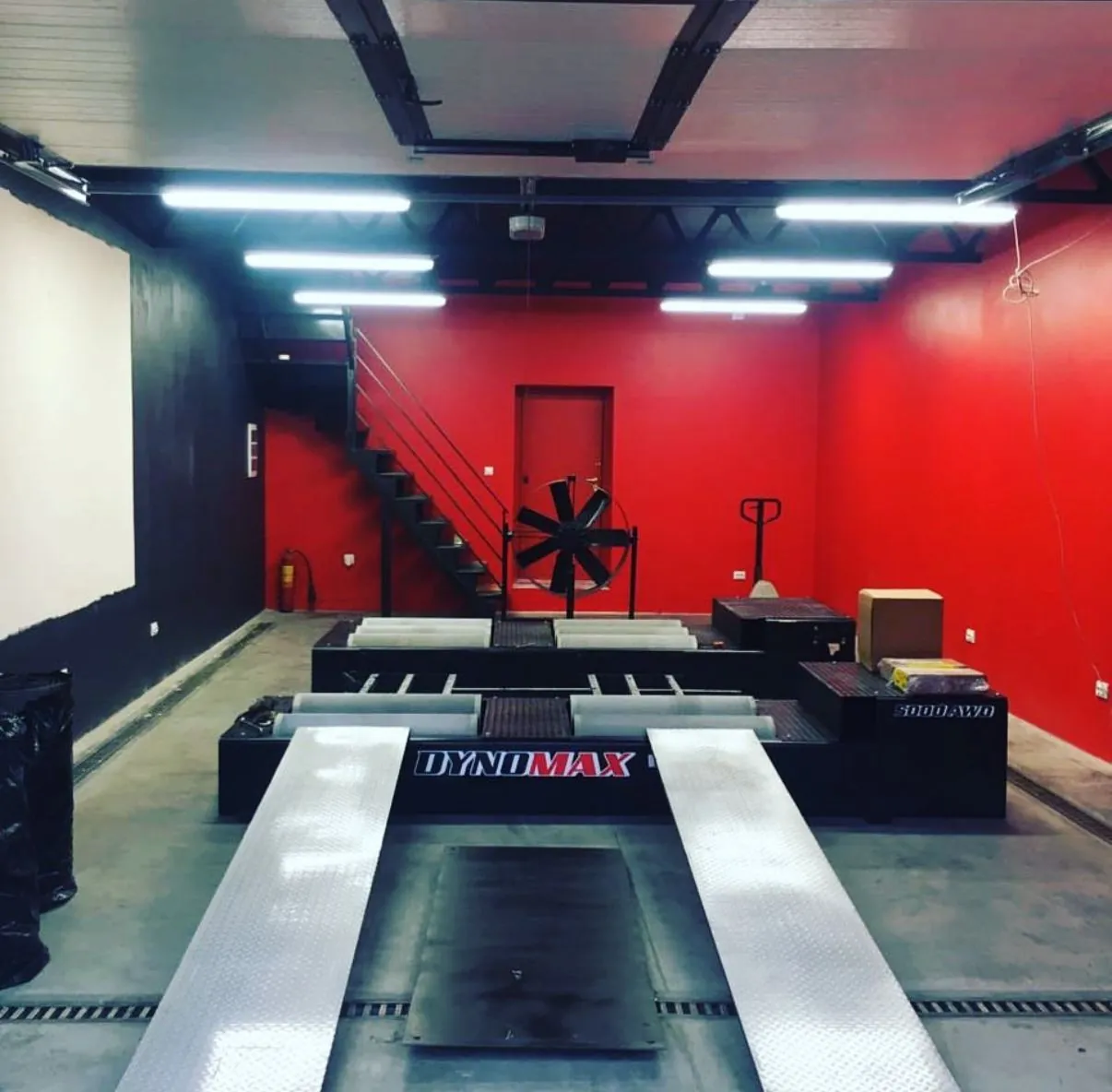 DYNOmax 5000 AWD con rampe in una sala prova rossa.