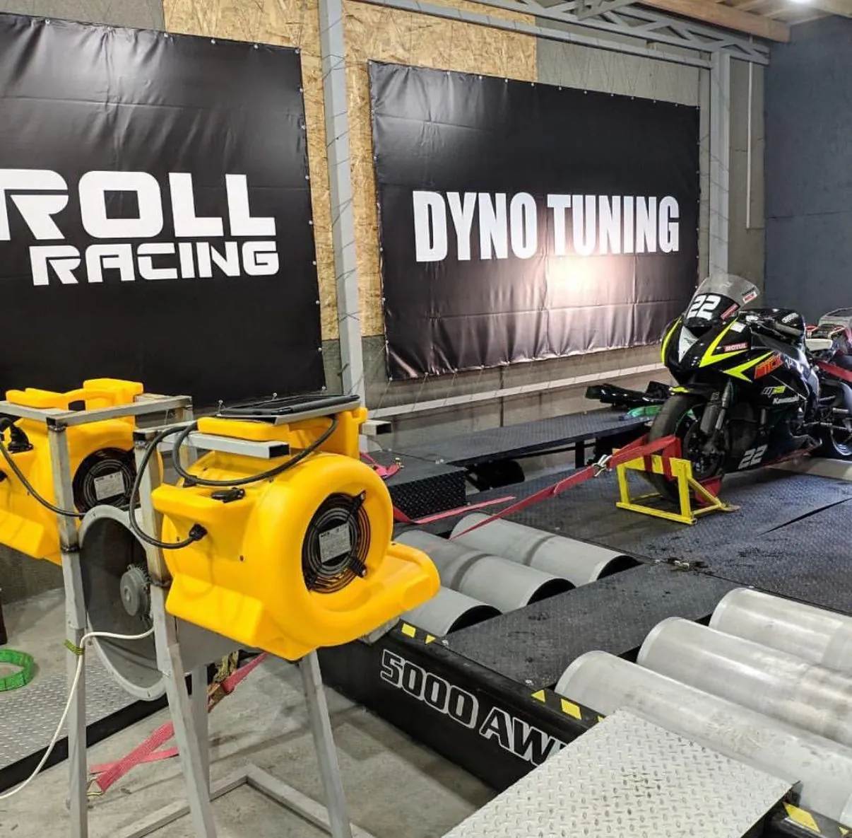 Moto ancorata con ventilatori di raffreddamento nella zona di prova.