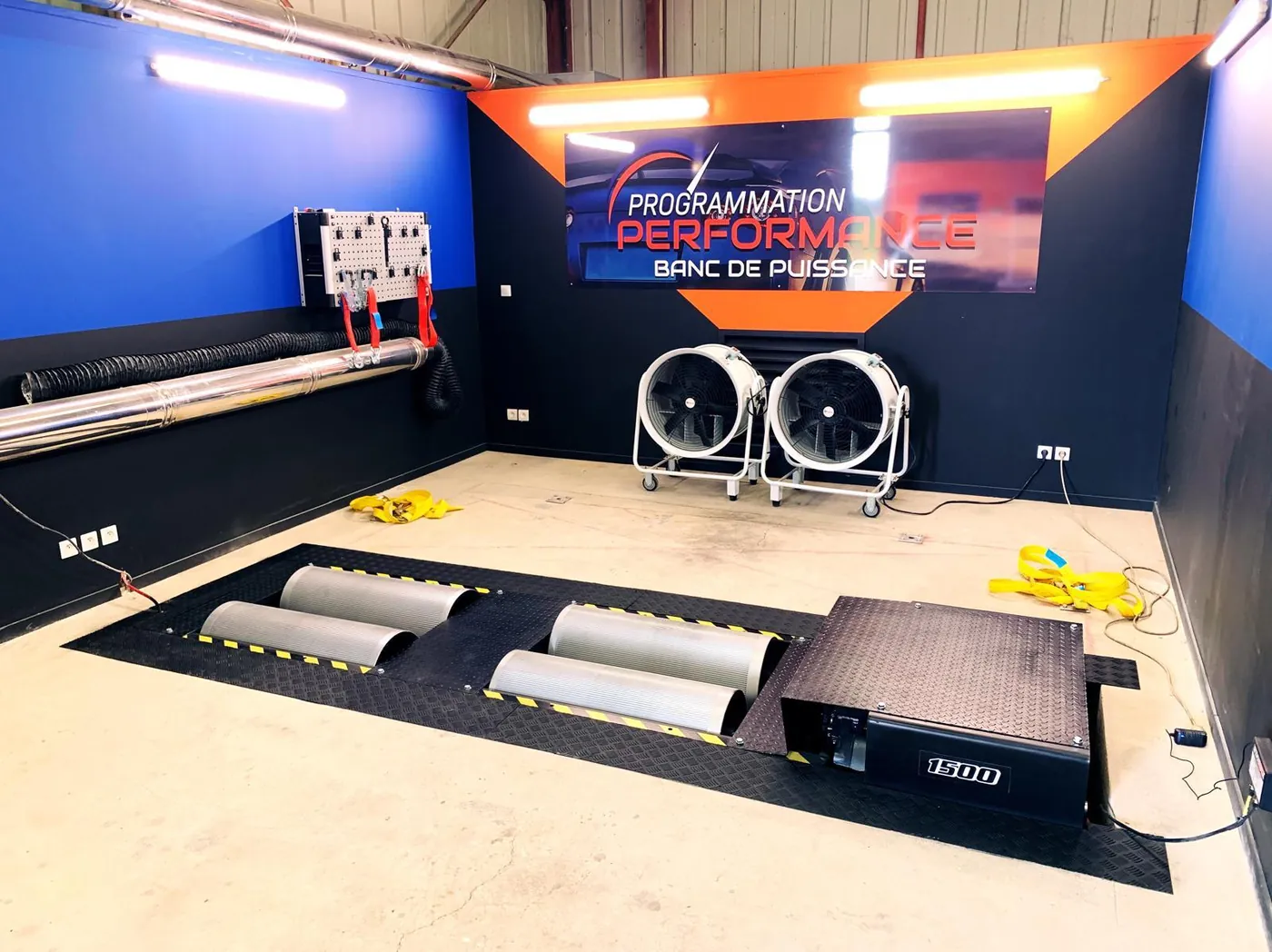 DYNOmax 1500 incassato nel pavimento con due ventilatori di raffreddamento.